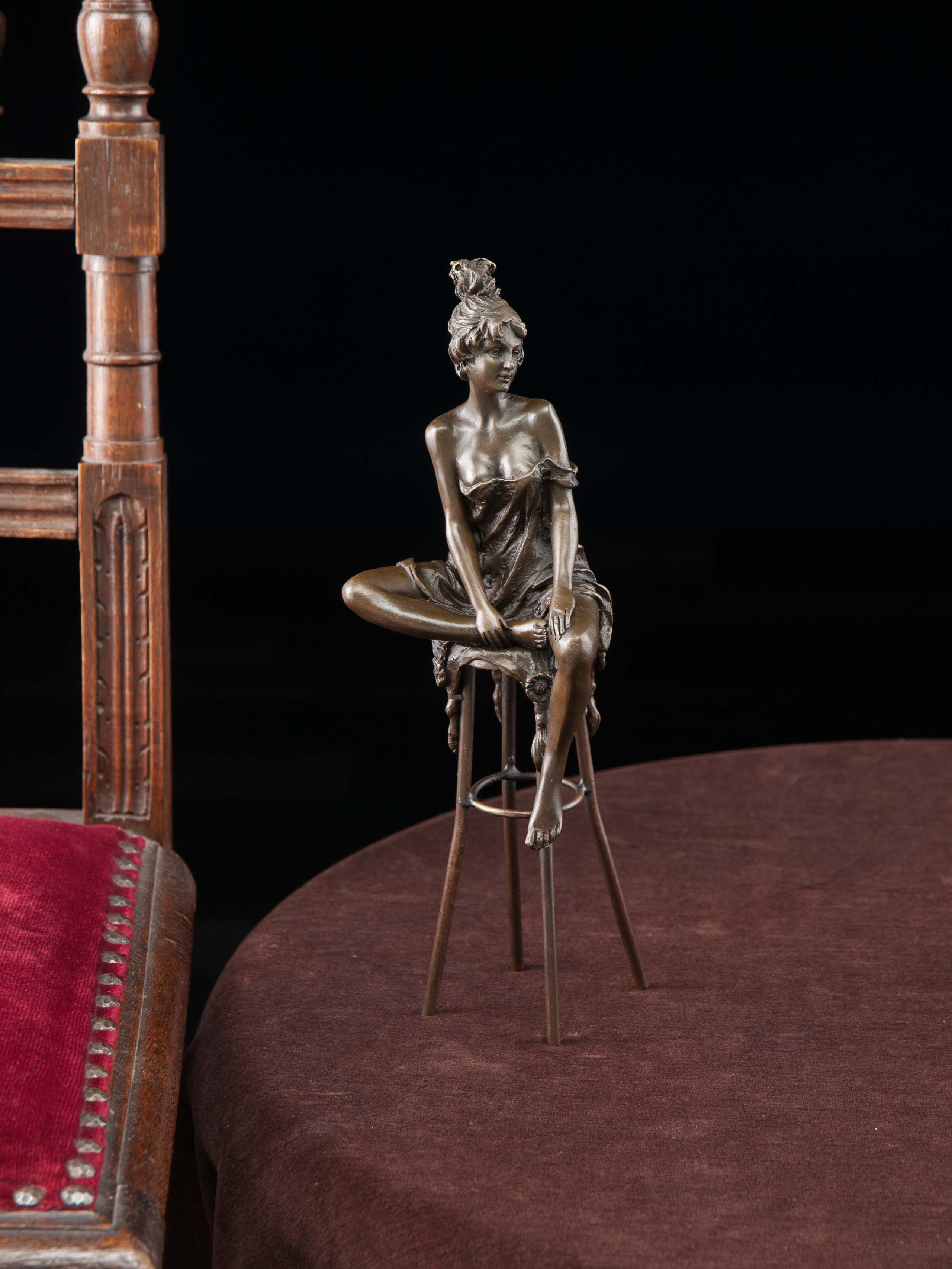 Bronzeskulptur Frau auf Barhocker Bronze Barfrau Figur Skulptur sculpture woman