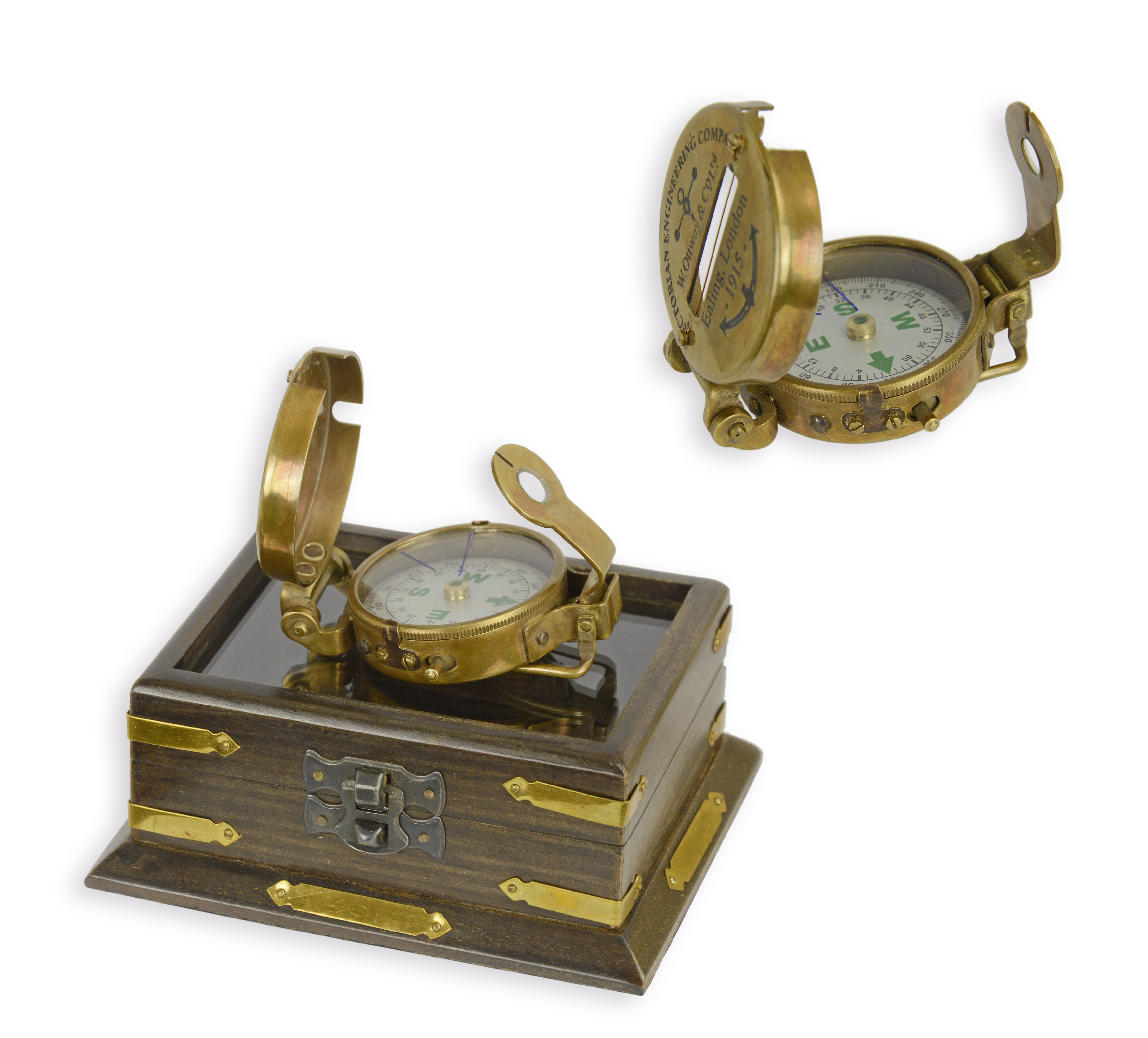 Een koperen kompas in een houten kistje replica retro ontwerp decoratie