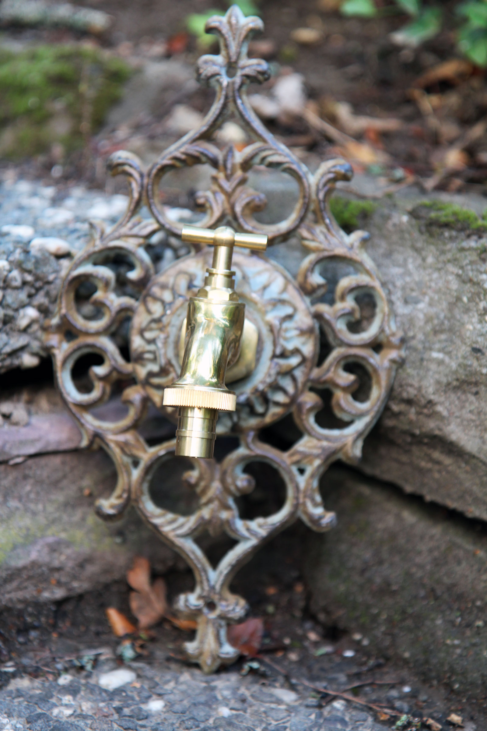 Nostalgie Wasseranschluss Zierrosette Eisen Wasserhahn Garten grün antik Stil