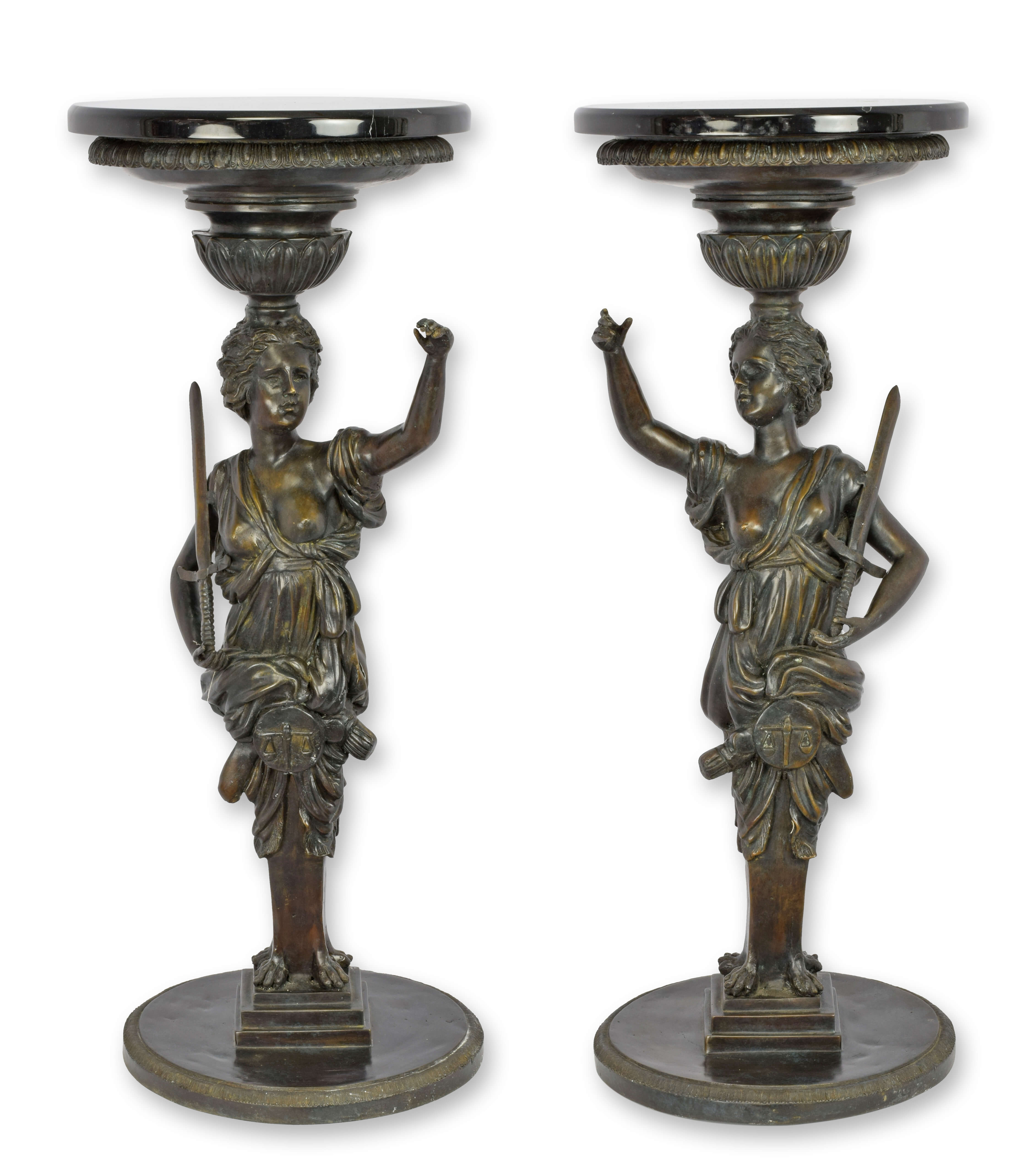 Een paar bronzen guéridons met marmeren blad replica retro ontwerp decoratie