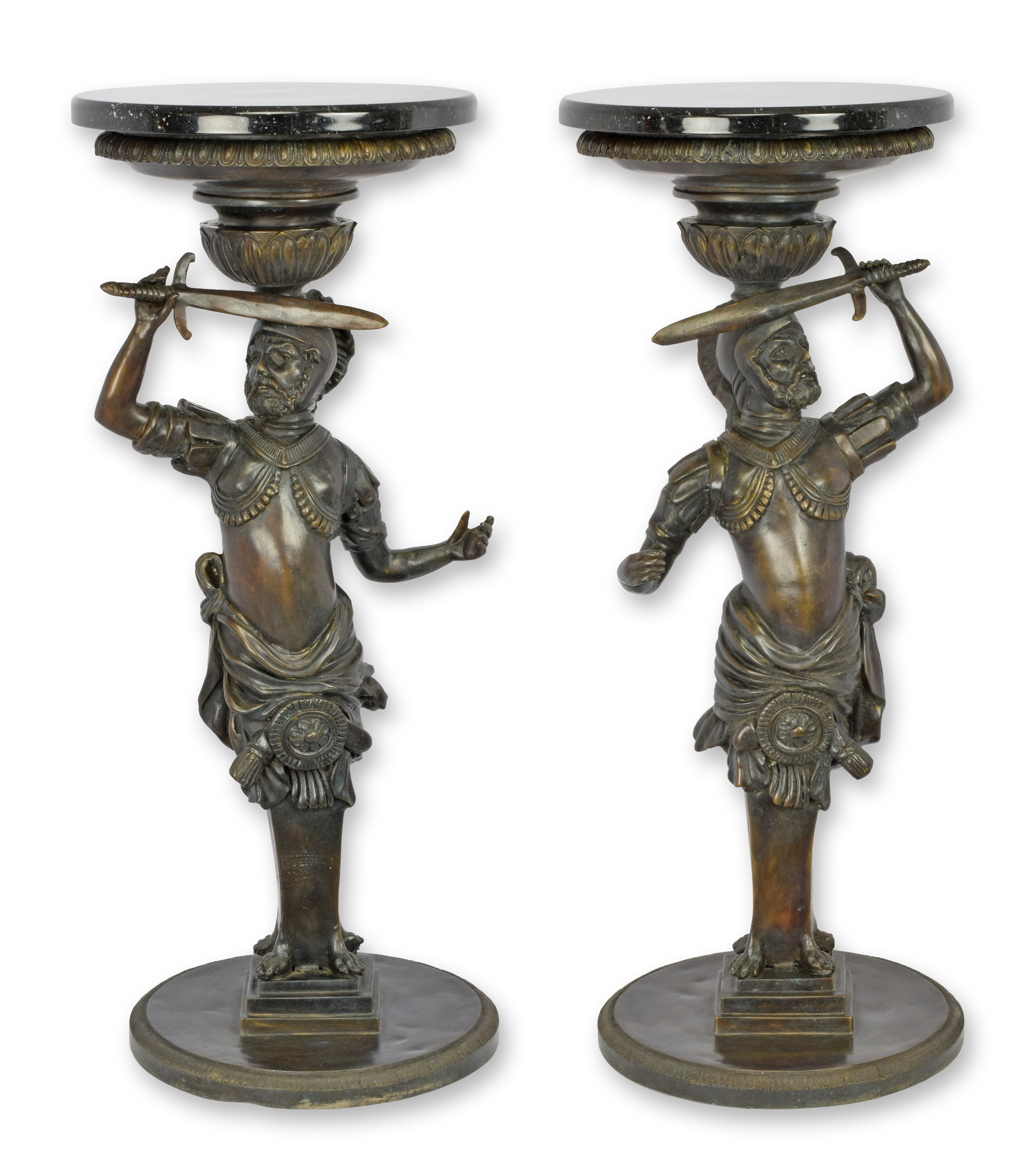 Een paar bronzen guéridons met marmeren blad replica retro ontwerp decoratie